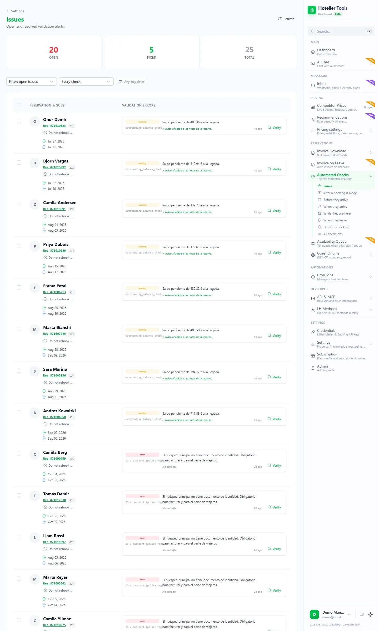 Issues page in Hotelier Tools with 20 open, 5 fixed and 25 total, listing reservations with outstanding-balance warnings and, further down, ID / passport (police register) errors saying the main guest has no identity document, each with a Verify button (demo messages in Spanish)