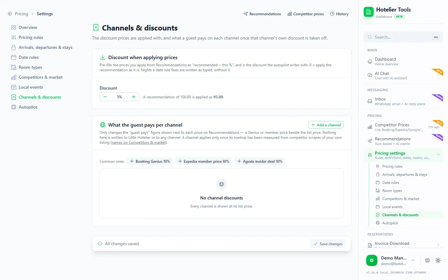 Page Channels and discounts dans les paramètres de tarification de Hotelier Tools : Discount when applying prices réglé sur 5 % (une recommandation de 100,00 est appliquée à 95,00) et What the guest pays per channel avec le bouton Add a channel, des suggestions Booking Genius 10 %, Expedia member price 10 % et Agoda insider deal 10 %, et aucune remise de canal ajoutée pour l'instant