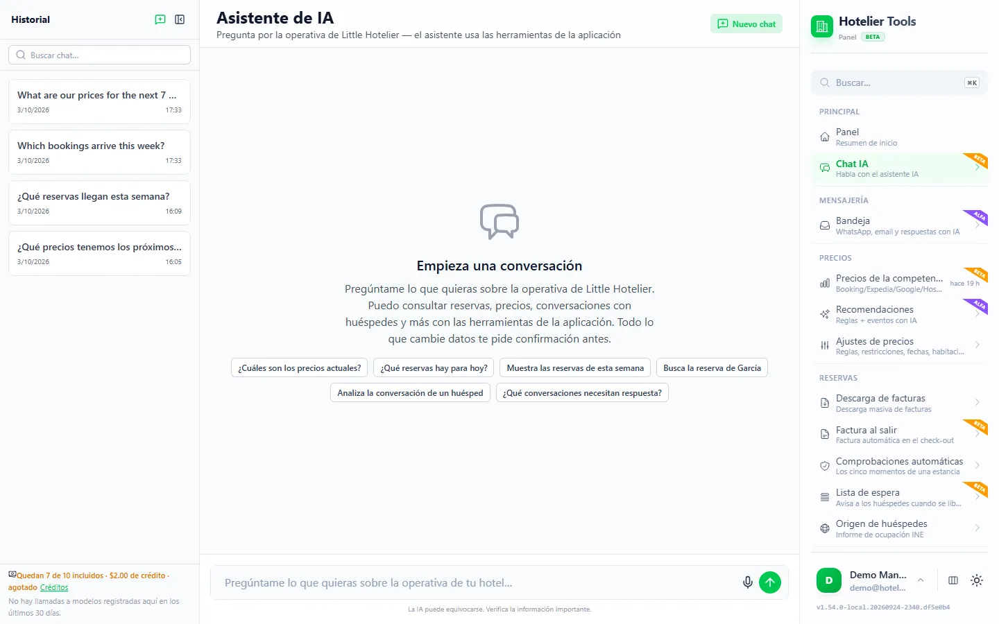 Pantalla de inicio del asistente de IA de Hotelier Tools con el aviso de que todo lo que modifica datos pide confirmación antes, preguntas sugeridas y el historial de chats a la izquierda