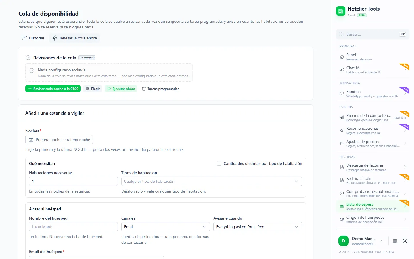 Página Lista de espera de Hotelier Tools con Historial y Revisar la cola ahora, la tarjeta Revisiones de la cola con la opción Revisar cada noche a la 01:00, y el formulario Añadir una estancia a vigilar con noches, habitaciones necesarias, tipos de habitación y datos del huésped