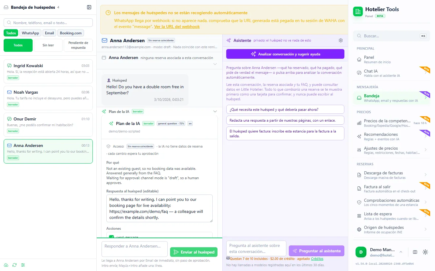 Bandeja de huéspedes de Hotelier Tools con filtros de WhatsApp, Email y Booking.com, un email de un huésped que pregunta por una habitación doble en septiembre, el plan de la IA en borrador con una respuesta editable en inglés y el panel privado del asistente
