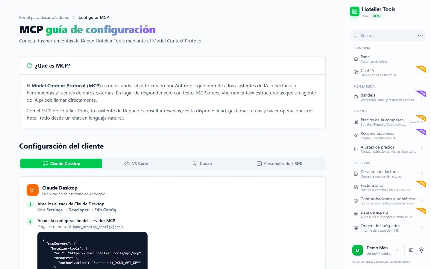 Guía de configuración de MCP en Hotelier Tools con una explicación de qué es MCP y pestañas de configuración del cliente para Claude Desktop, VS Code, Cursor y Personalizado / SDK, que muestran la configuración de Claude Desktop con la dirección del servidor